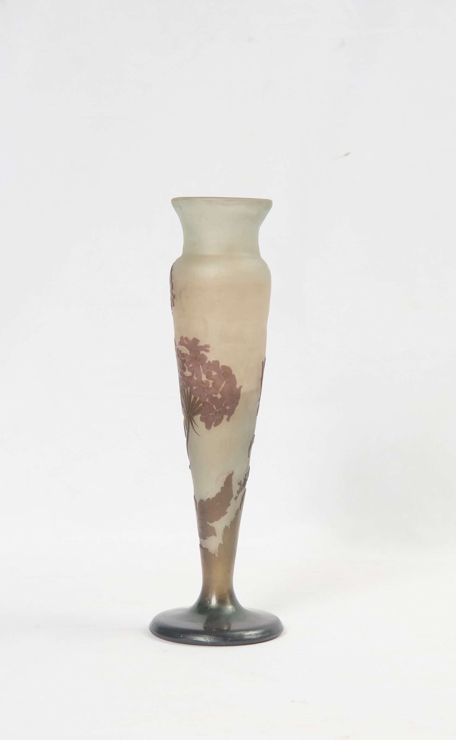 Emile Gallé - Vaso a calice in vetro lattimo doppiato viola con decorazione a cammeo