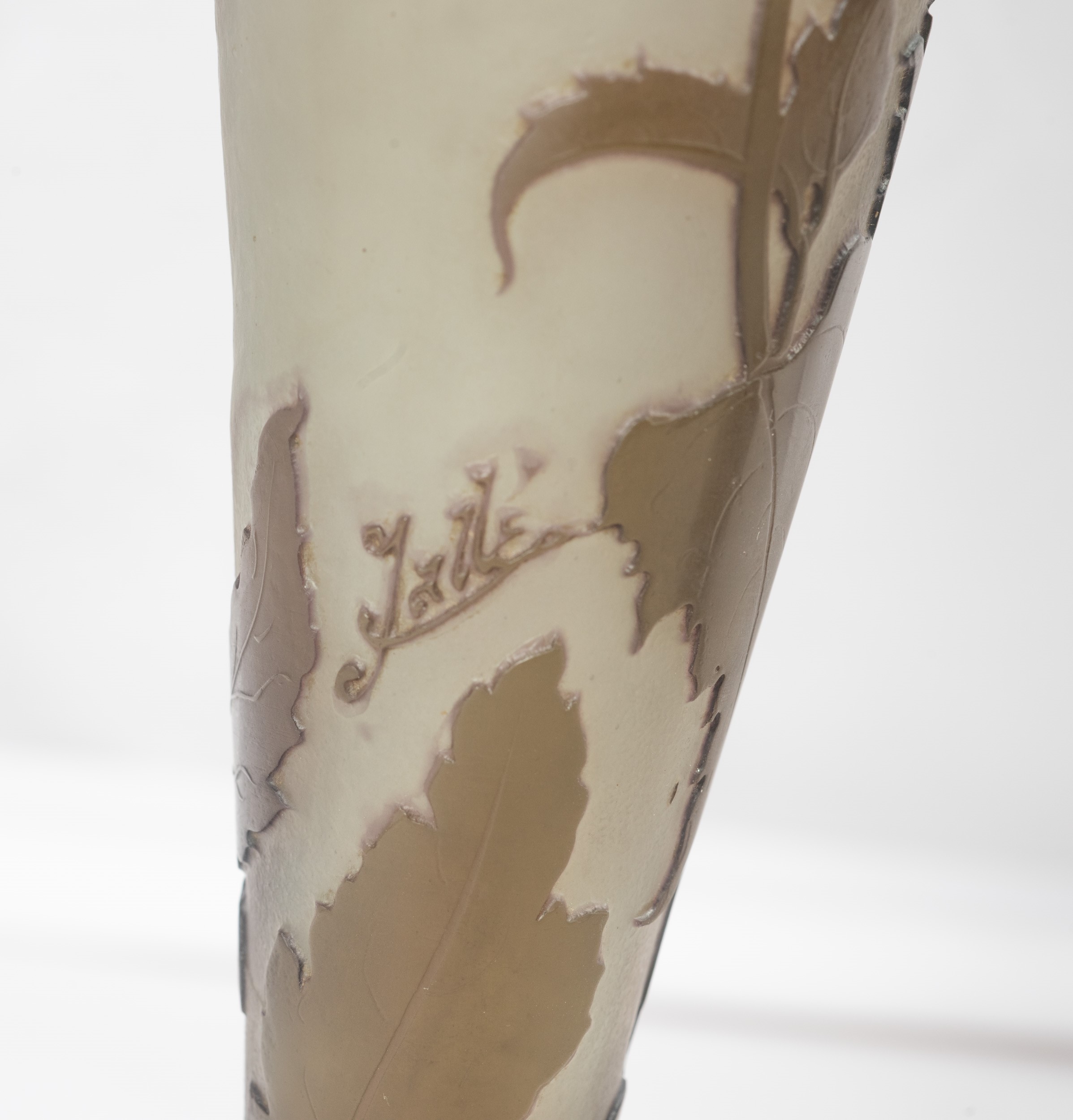 Emile Gallé - Vaso a calice in vetro lattimo doppiato viola con decorazione a cammeo