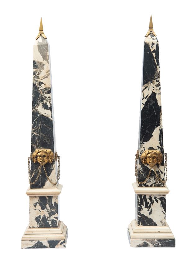 Coppia di obelischi in marmo bianco e nero di aquitania