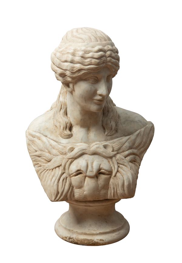 Bustino in marmo bianco raffigurante figura femminile
