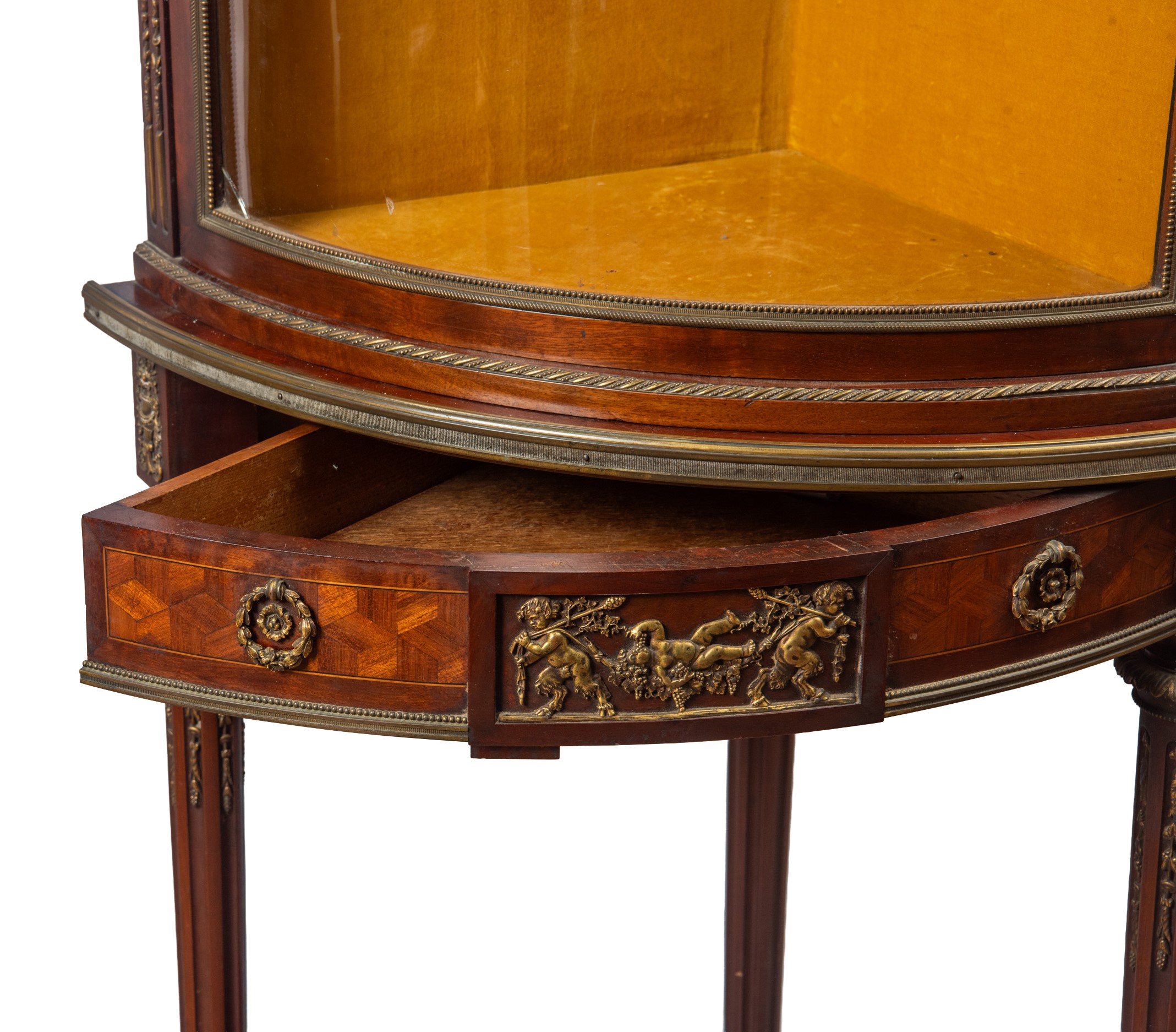 Francia, stile Napoleone III, Vetrinetta angolare in legno di mogano con bronzi cesellati