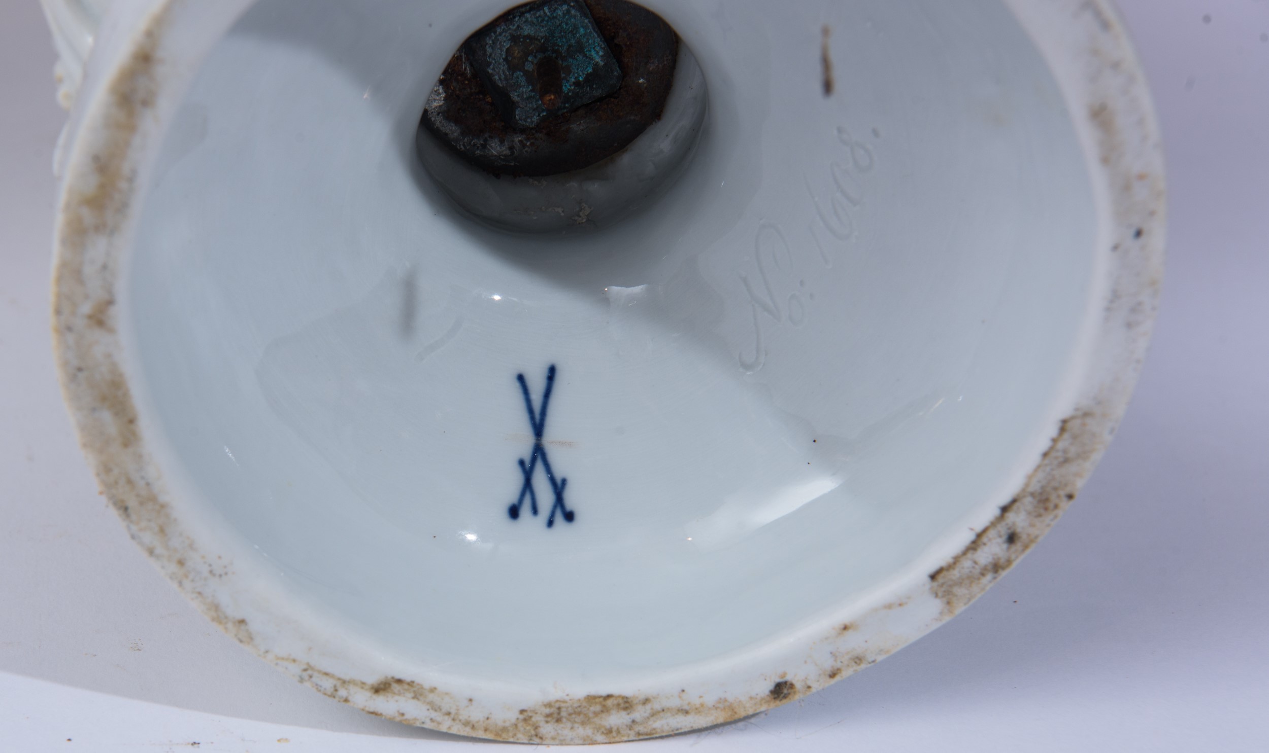 Meissen, Coppia di vasi in porcellana bianca con decori a mascheroni