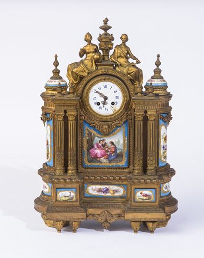 Francia, Pendola da tavolo in antimonio con decorazioni in porcellana di Sèvres