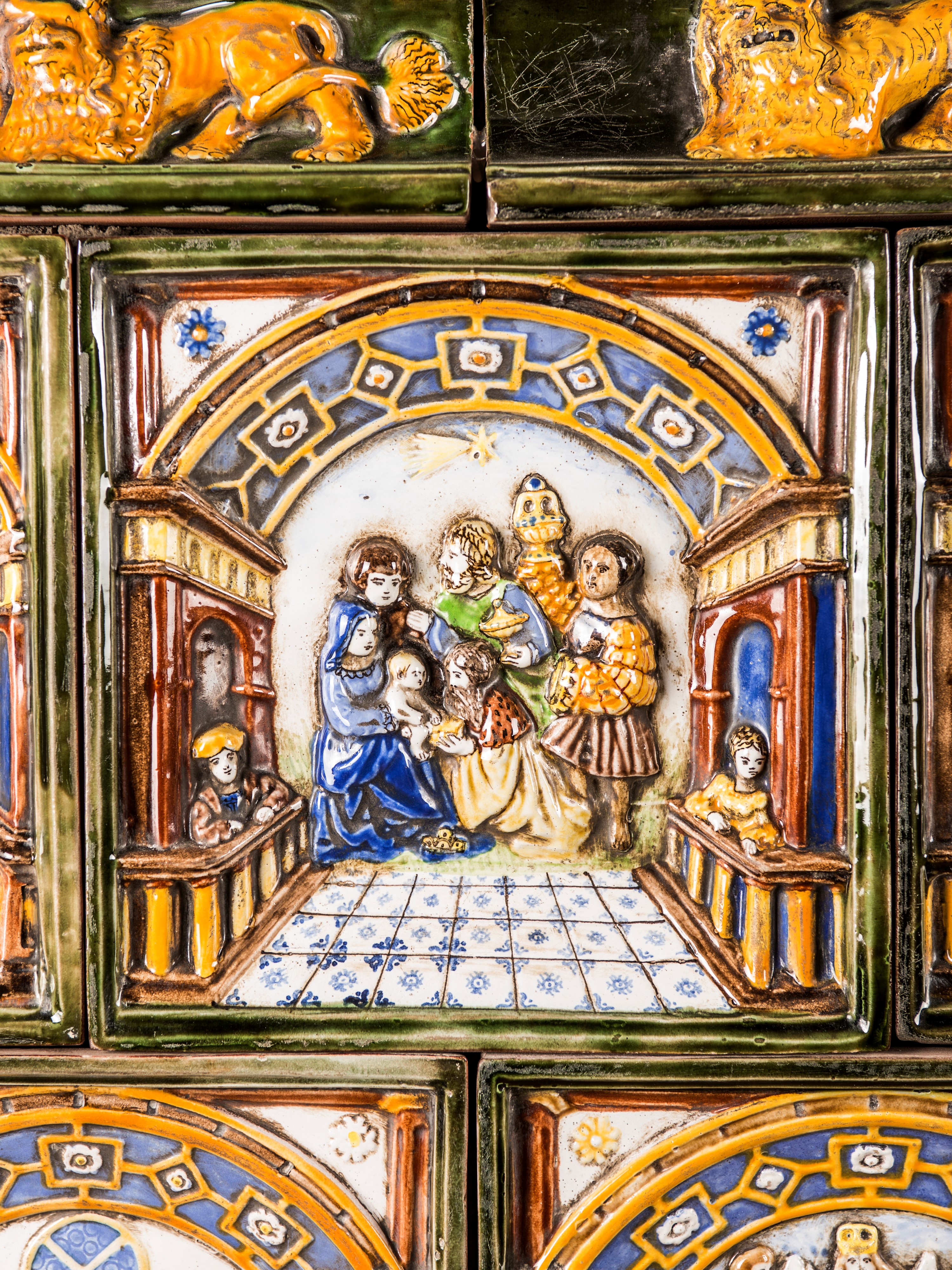 Importante Stufa in Maiolica Policroma