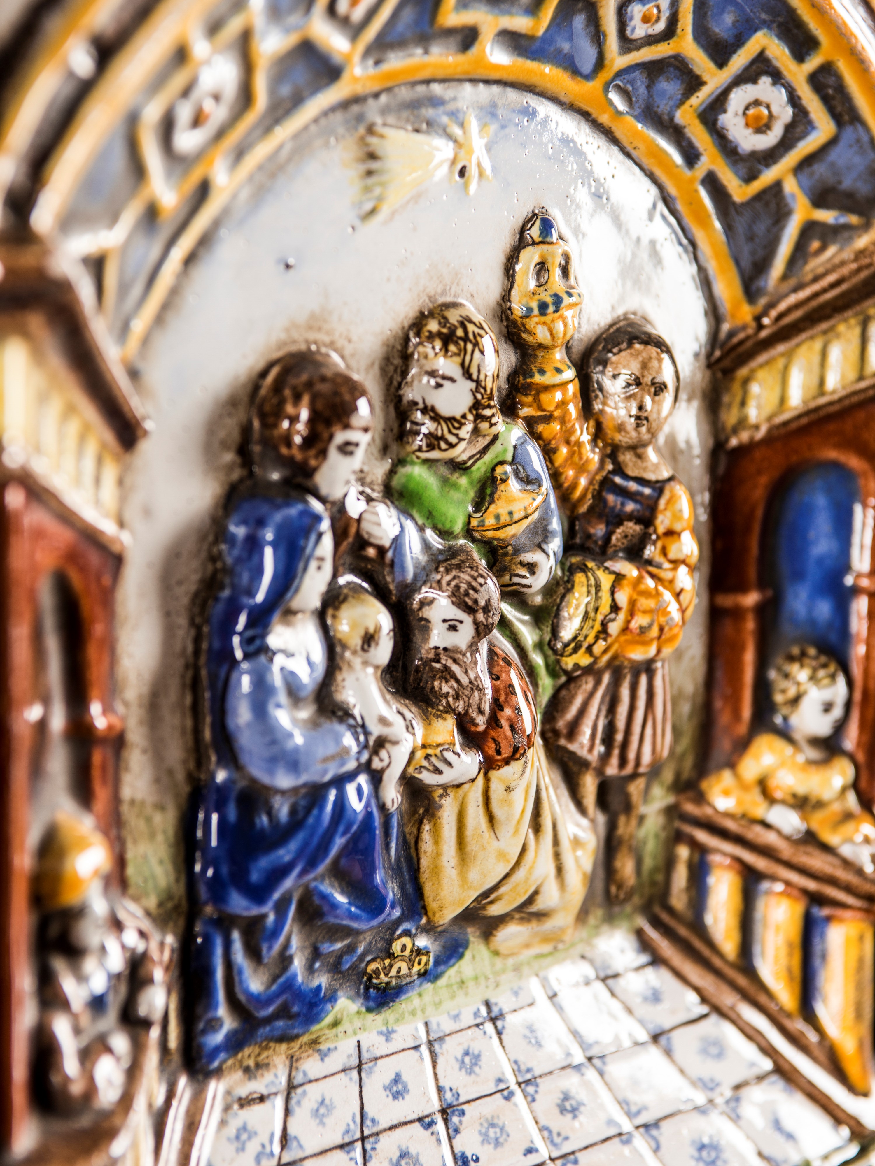 Importante Stufa in Maiolica Policroma