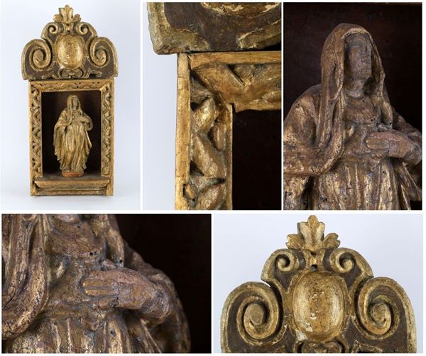  Scultura di figura muliebre dentro edicola