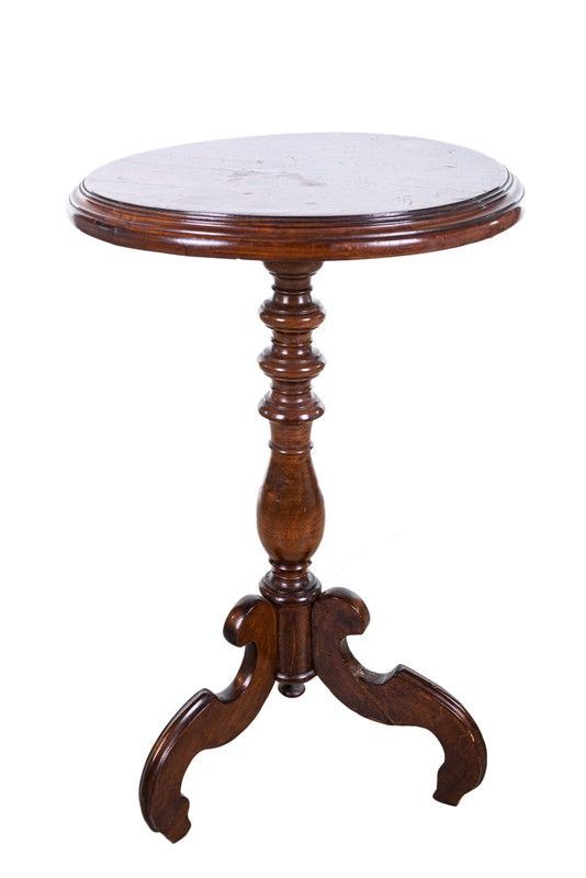 Round coffee table in walnut wood
