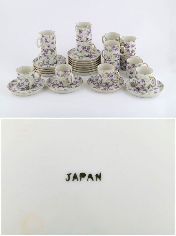 Lot of fifteen coffee cups with saucers