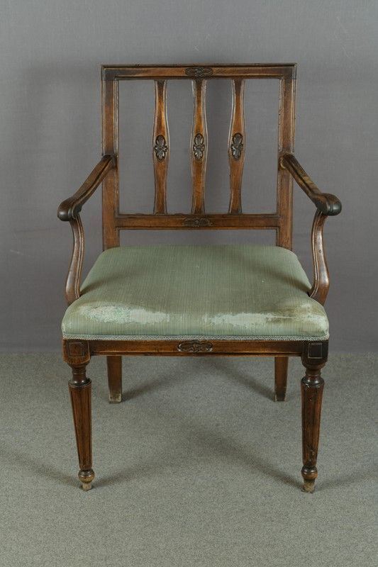 Chair with armrests