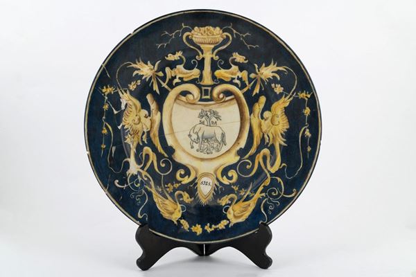 Piatto in ceramica con decoro a grottesche