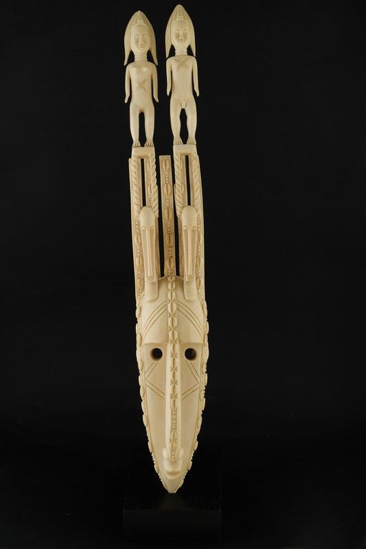 Scultura in  avorio di maschera tribale africana