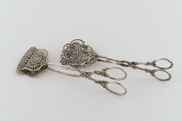 Lot of two dessert tongs