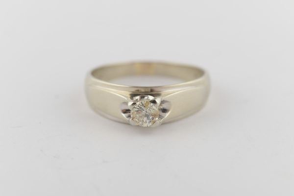 Anello in oro bianco con solitario