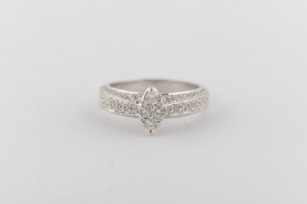 Anello in oro bianco e brillanti