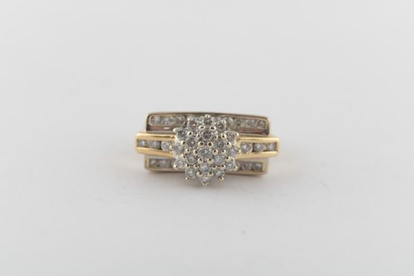 Anello in oro giallo e bianco con diamanti 