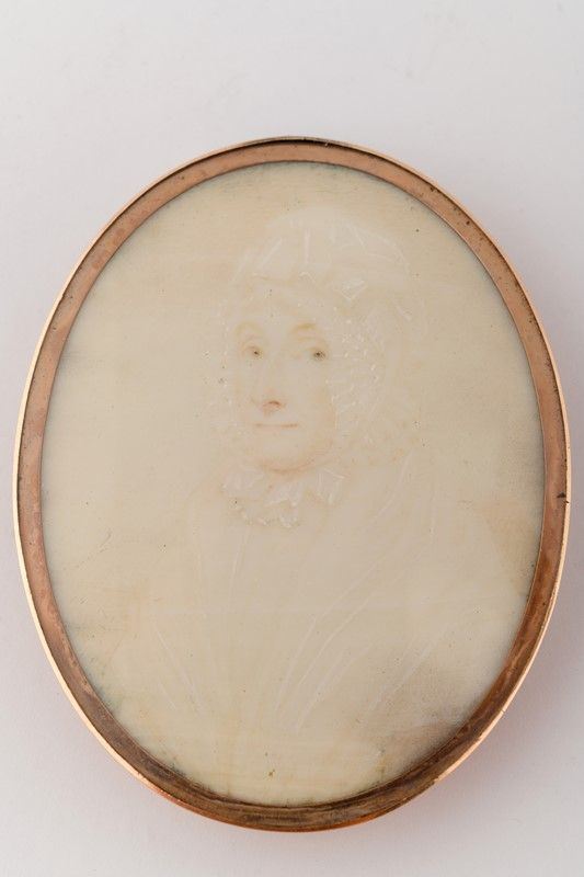Miniature in low gold and ivory