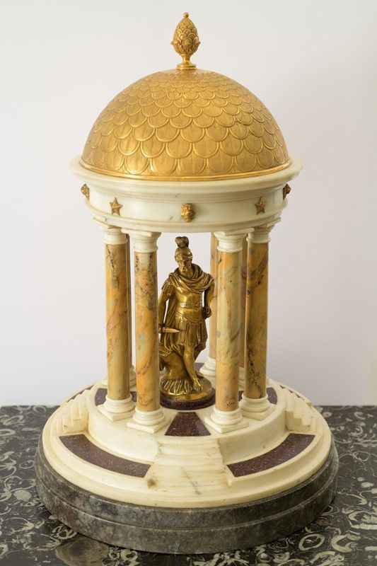 Trionfo con spoglie militari a forma di tempio monoptero