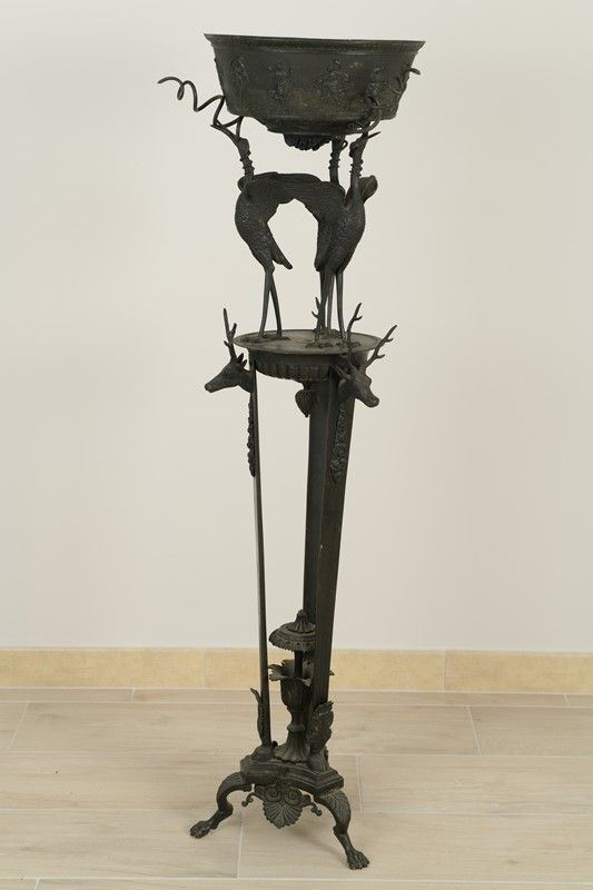 Tripod in bronze triangular shape